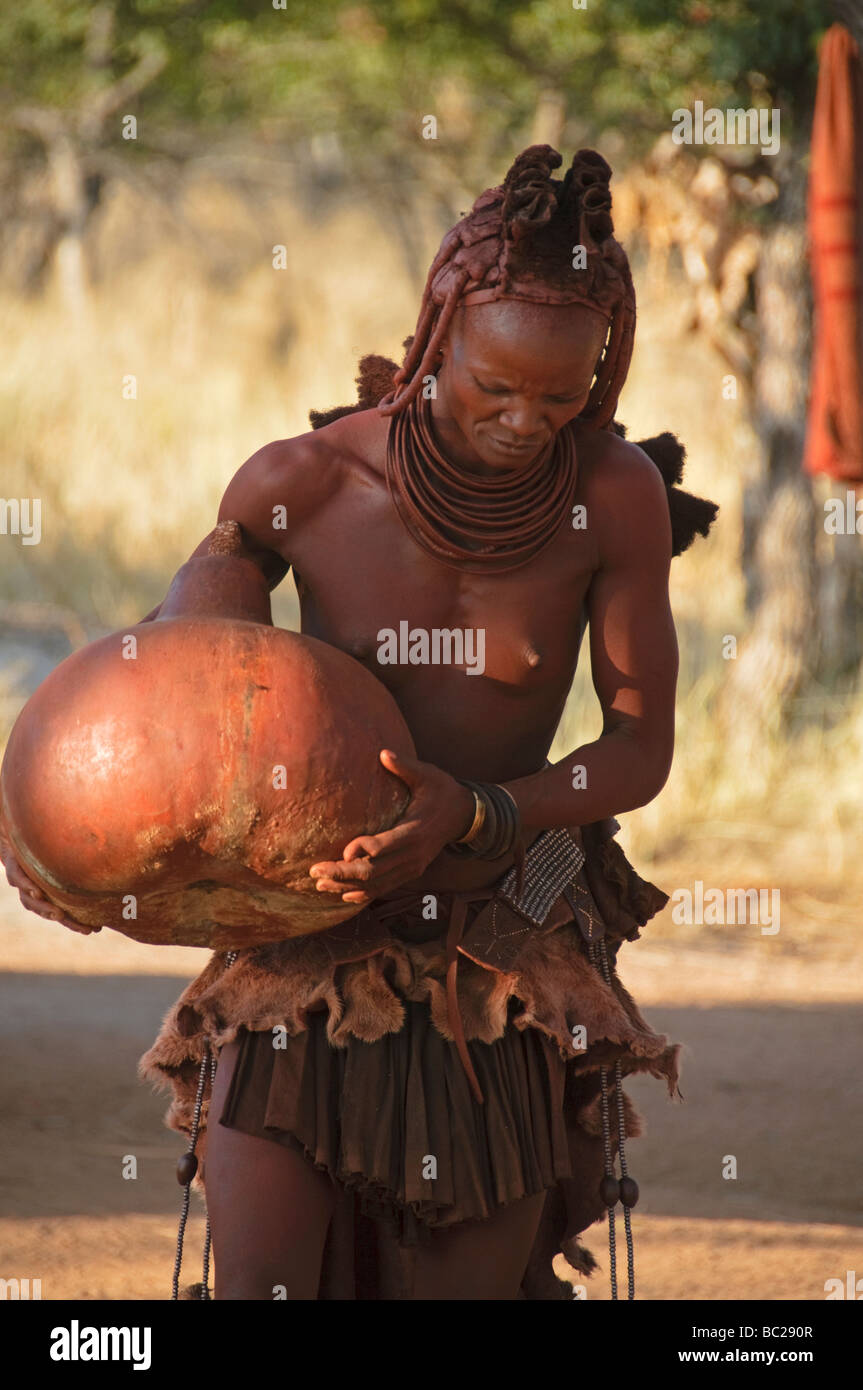 Femme Himba dans le nord de la Namibie Banque D'Images