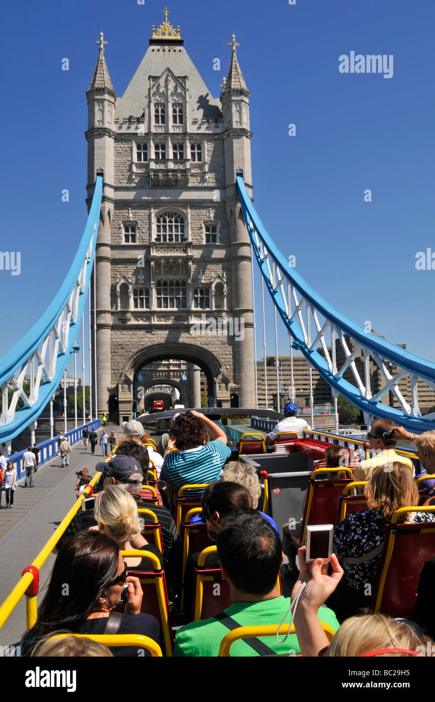 London top deck d'open top tour les passagers des autobus et prendre des photos de Tower Bridge Banque D'Images