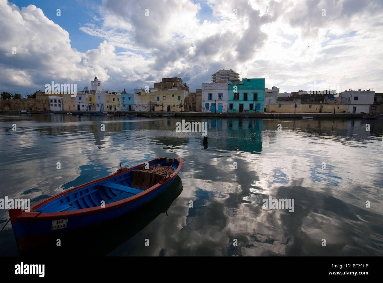 Le front de mer et la médina de Bizerte en Tunisie Banque D'Images