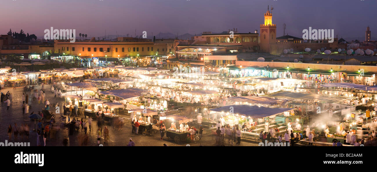 Une vue panoramique de la place Djema El Fna marrakech maroc marché au crépuscule Banque D'Images