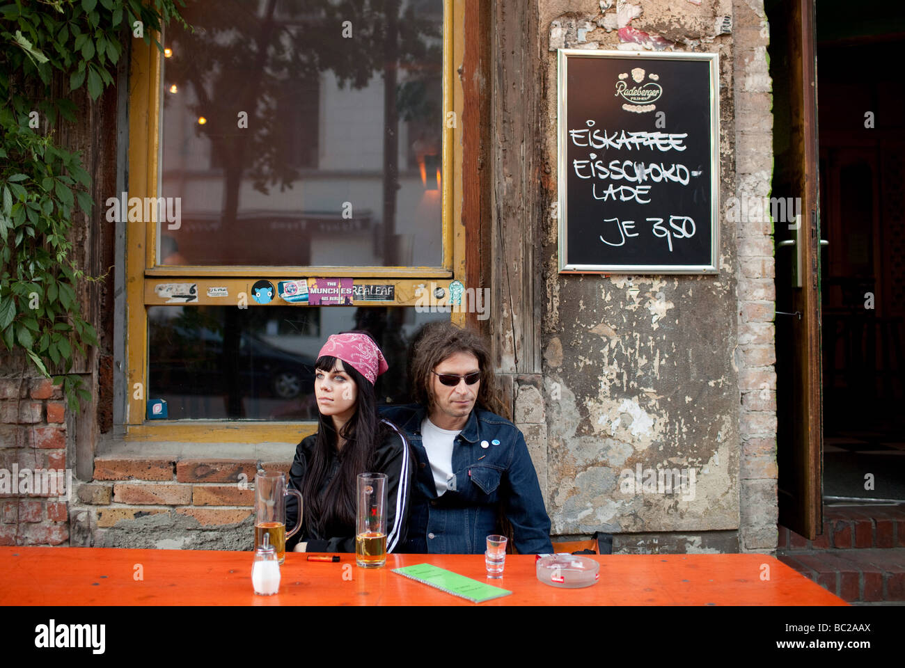 Couple assis à un café à Berlin Banque D'Images