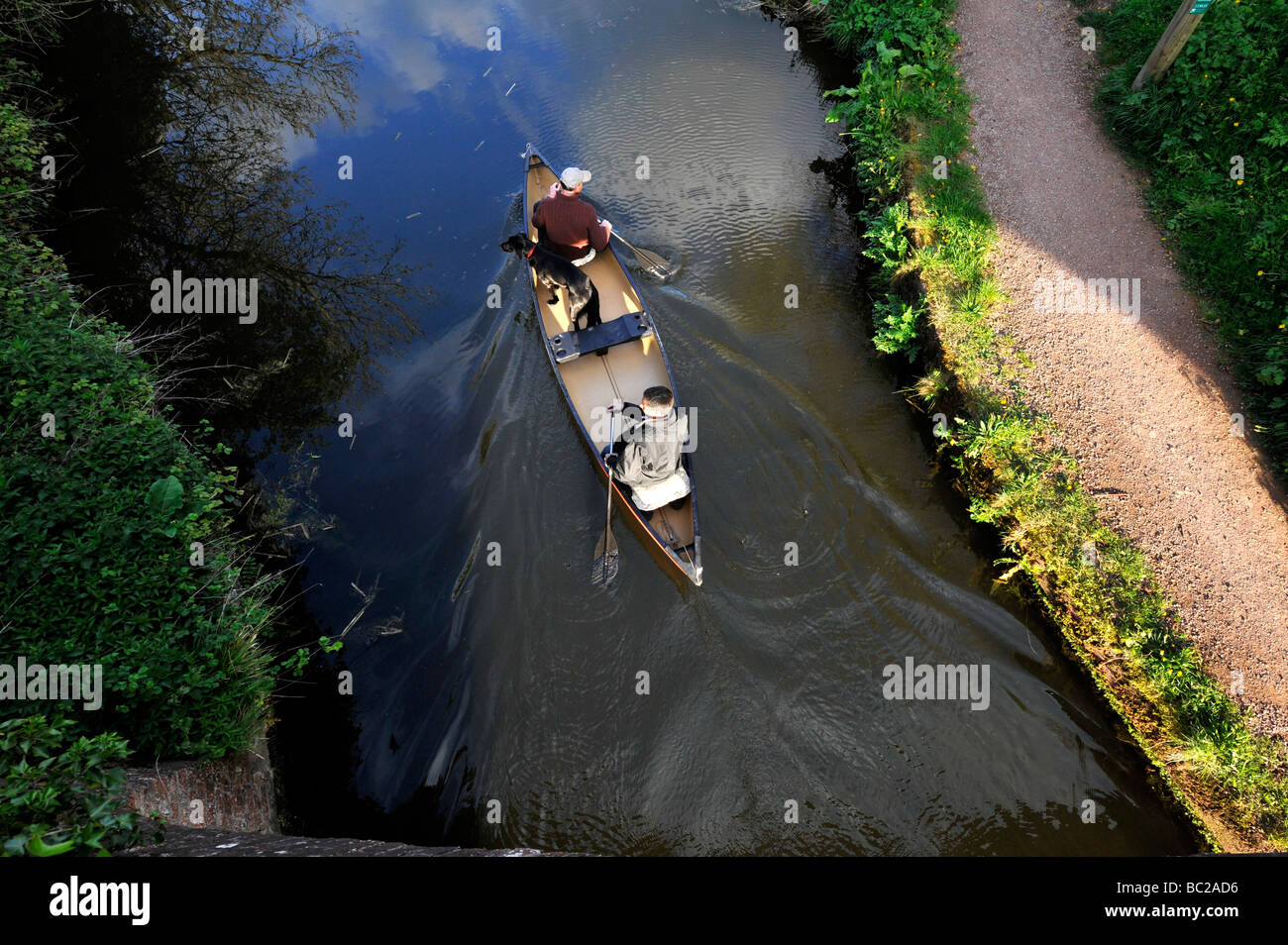 Les canoéistes profiter des eaux calmes de l'Ouest Grand Canal près de Tiverton Devon Banque D'Images