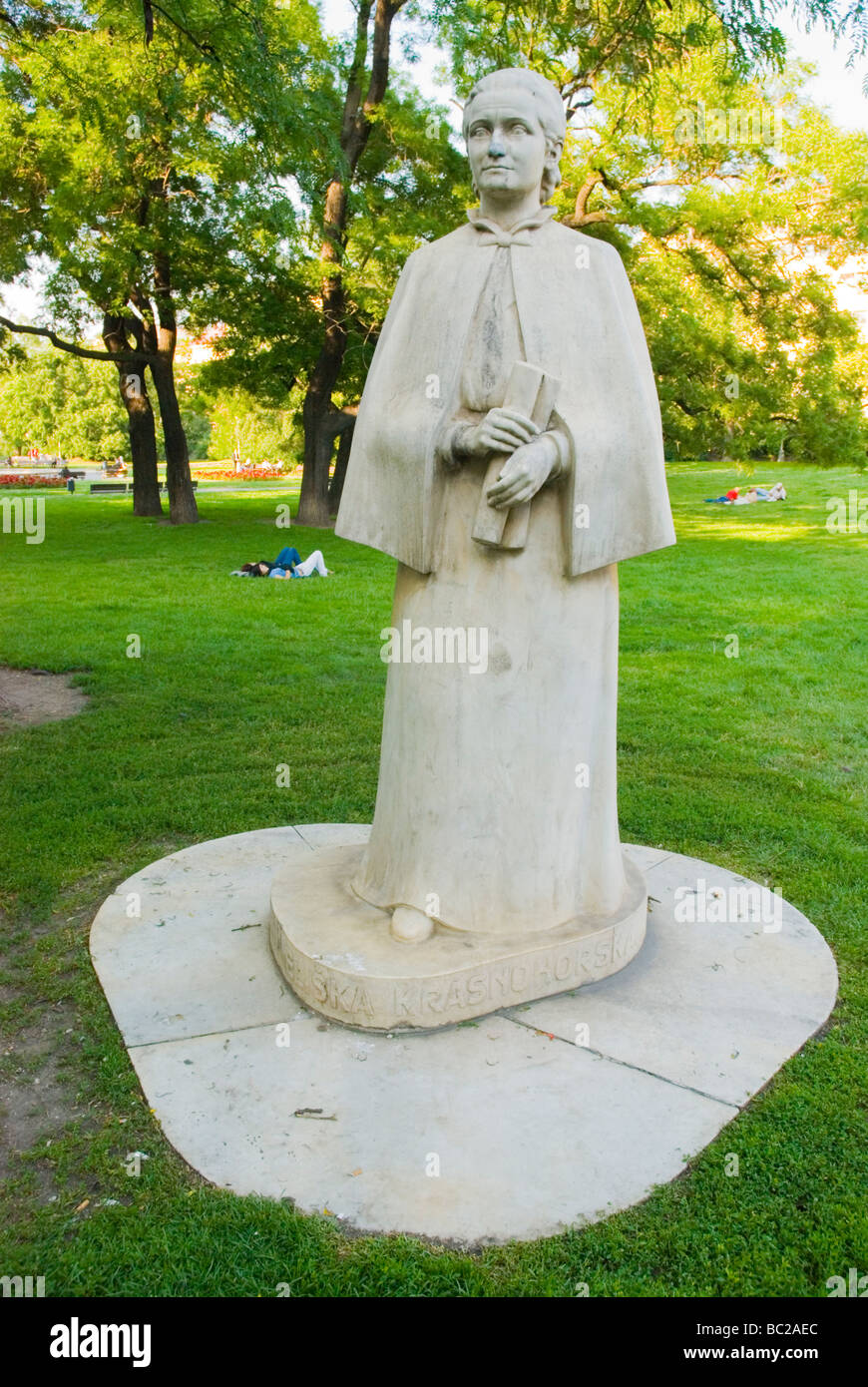 Statue de femme Krasnohorská auteur Eliška en parc Karlovo Namesti de Nove Mesto, la Nouvelle Ville Prague République Tchèque Europe Banque D'Images