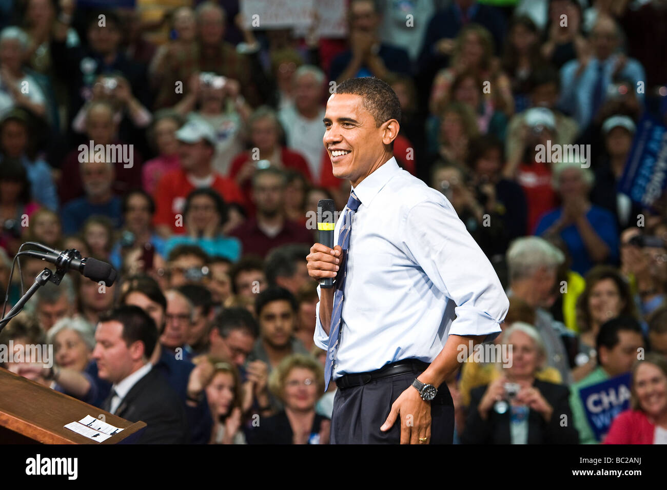 Le candidat présidentiel Barack Obama prononce un discours à ses partisans à Concord, NH. Banque D'Images