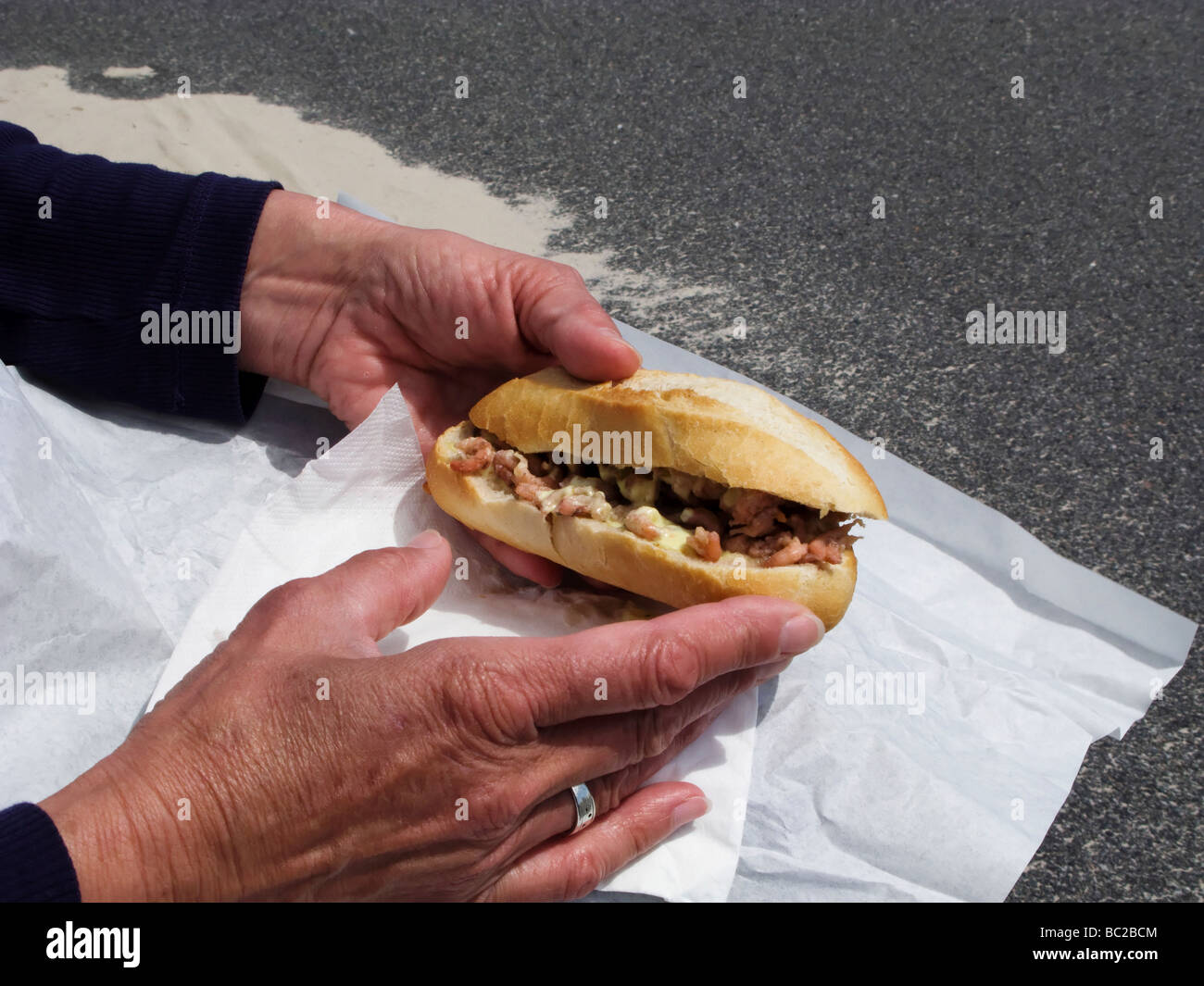 Rouleau de crevettes dans les mains de womans Banque D'Images