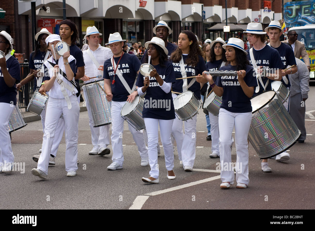 Robe de danse danseurs modernes de la scène festival tottenham logo bruce castle Londres Angleterre Royaume-uni europe Banque D'Images