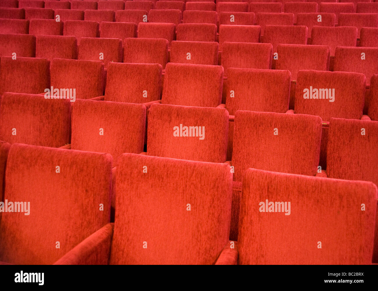 Des chaises dans un théâtre Banque D'Images