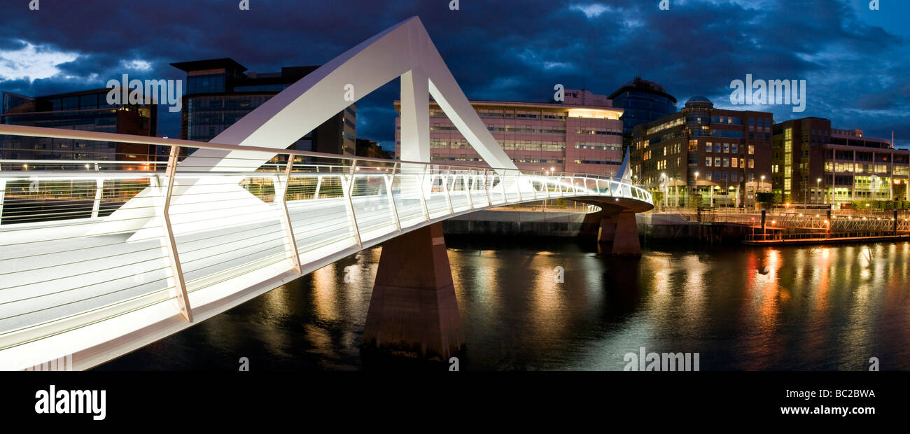 Photo de nuit du pont ondulées avec réflexions sur Clyde à Glasgow Banque D'Images