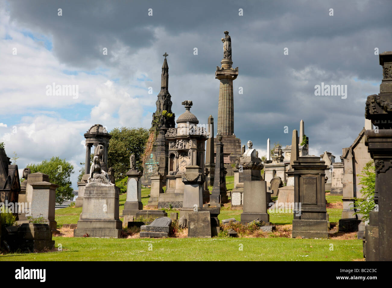 Gravdestones et monuments de la Nécropole de Glasgow, le célèbre cimetière de l'époque victorienne. Banque D'Images