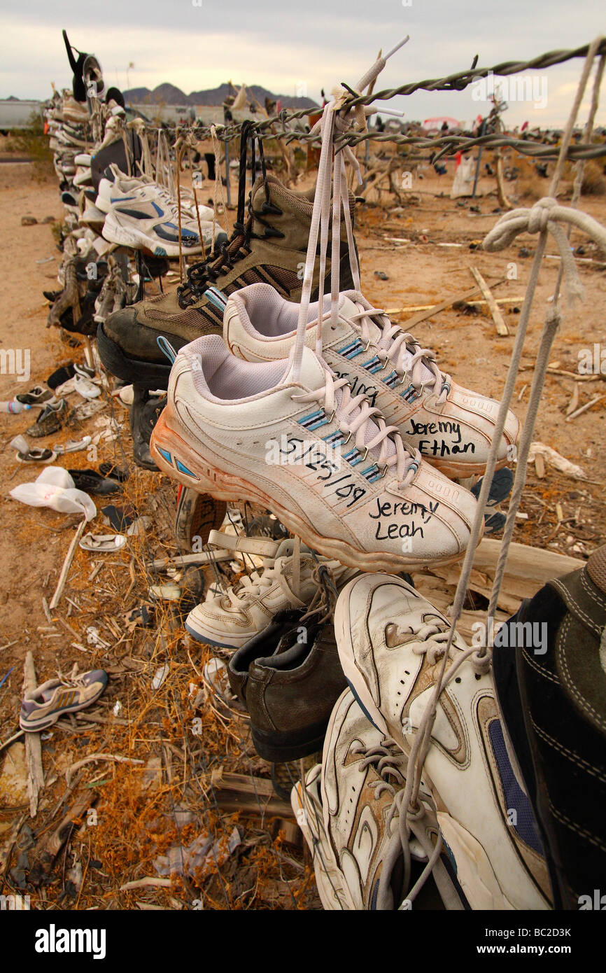 Clôture 'Shoe' contenant des vieilles chaussures Banque D'Images