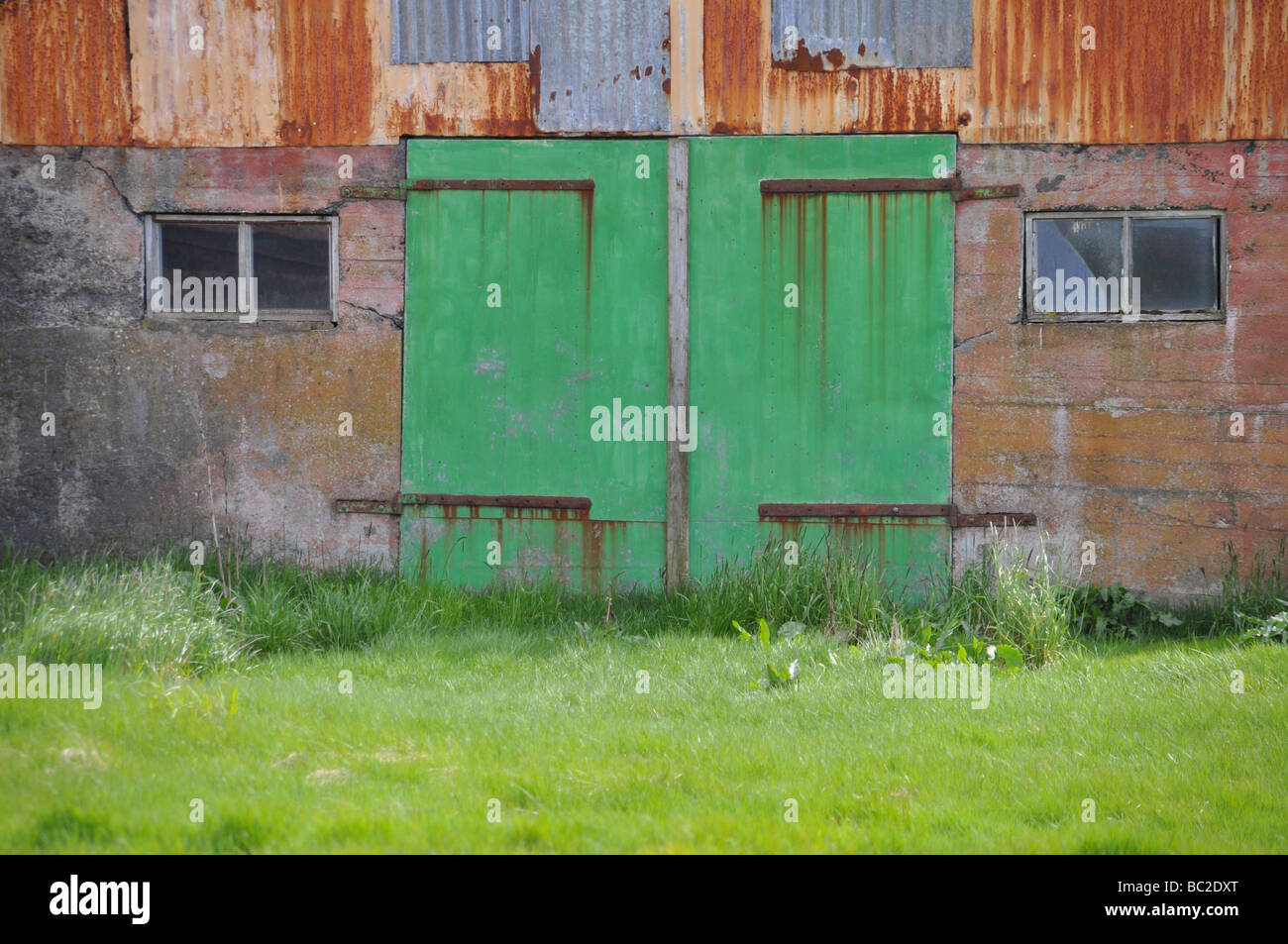 Multi-couleur altérée, portes de grange Banque D'Images