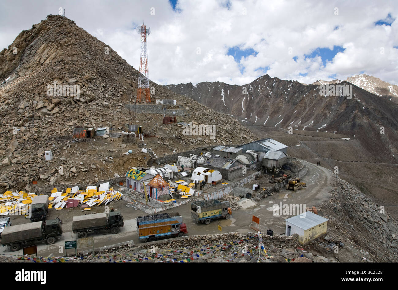 Camions à Khardung La pass (18380ft / 5602m). Ladakh. L'Inde Banque D'Images