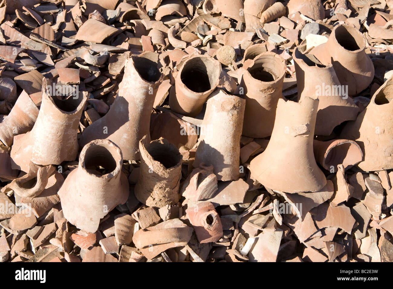 De tessons de poterie ancienne sur le sol du désert dans le désert d'Égypte, l'Afrique du Nord Banque D'Images