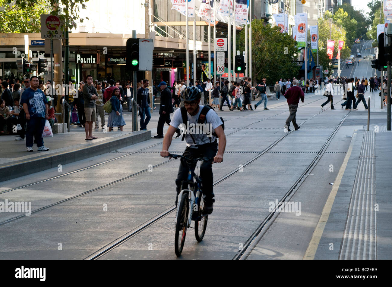 Cycliste sur Bourke Street Mall, Melbourne, Victoria, Australie Banque D'Images