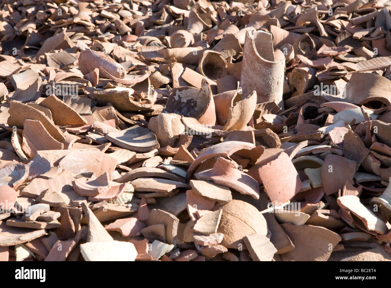 De tessons de poterie ancienne sur le sol du désert dans le désert d'Égypte, l'Afrique du Nord Banque D'Images