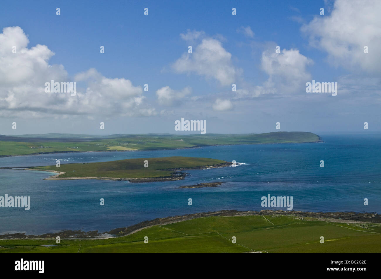 dh Eynhallow Sound ROUSAY ORKNEY Eynhallow Island et Evie Orkney Westcontinental Sounds côte nord îles écosse pittoresque antenne Banque D'Images