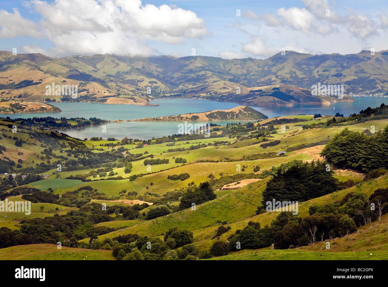 Vue sur la péninsule de Banks près de Akaroa Christchurch de montagnes environnantes Banque D'Images