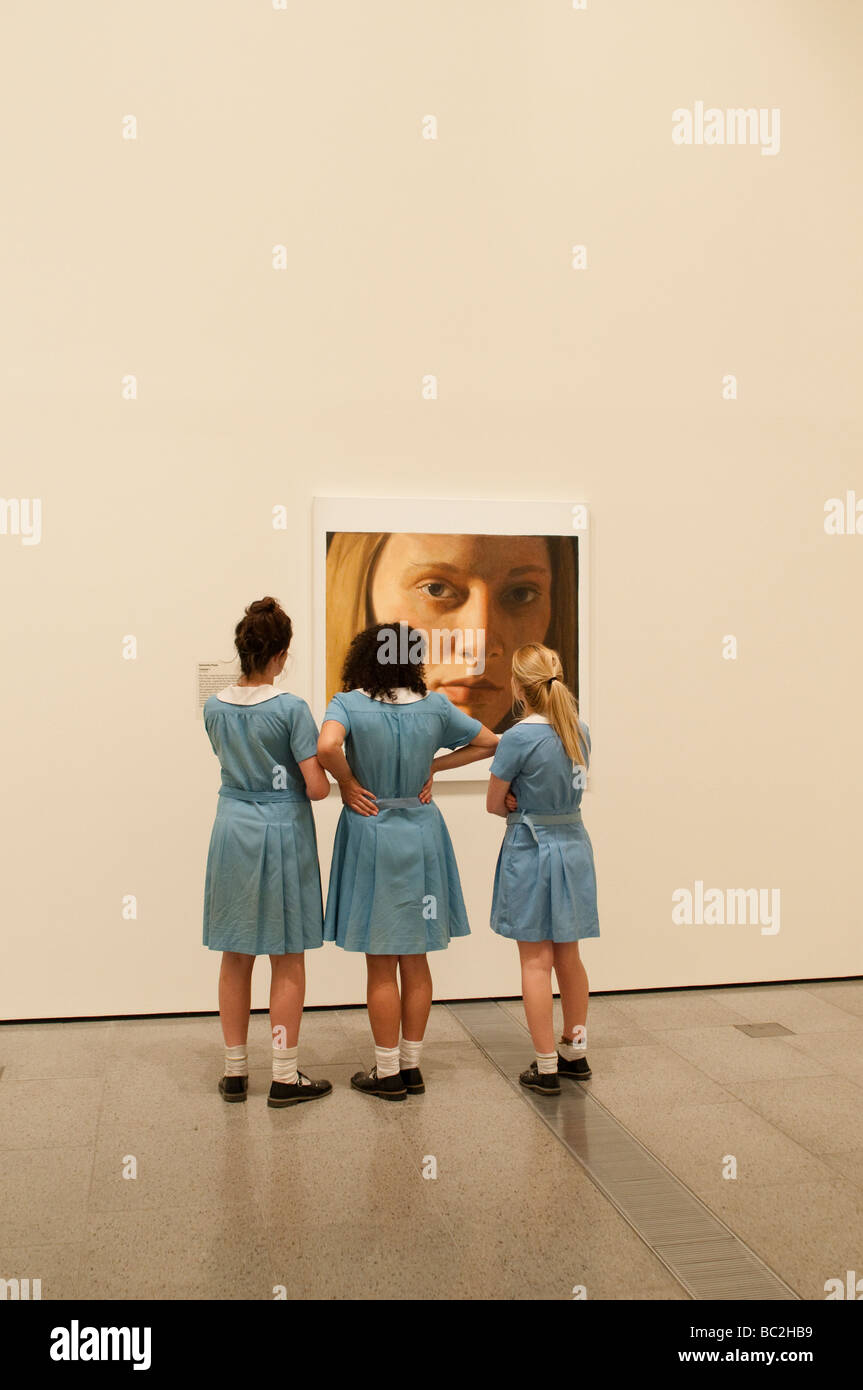 National Gallery of Victoria, les écolières à à une peinture d'un visage de la fille, Melbourne, Victoria, Australie Banque D'Images