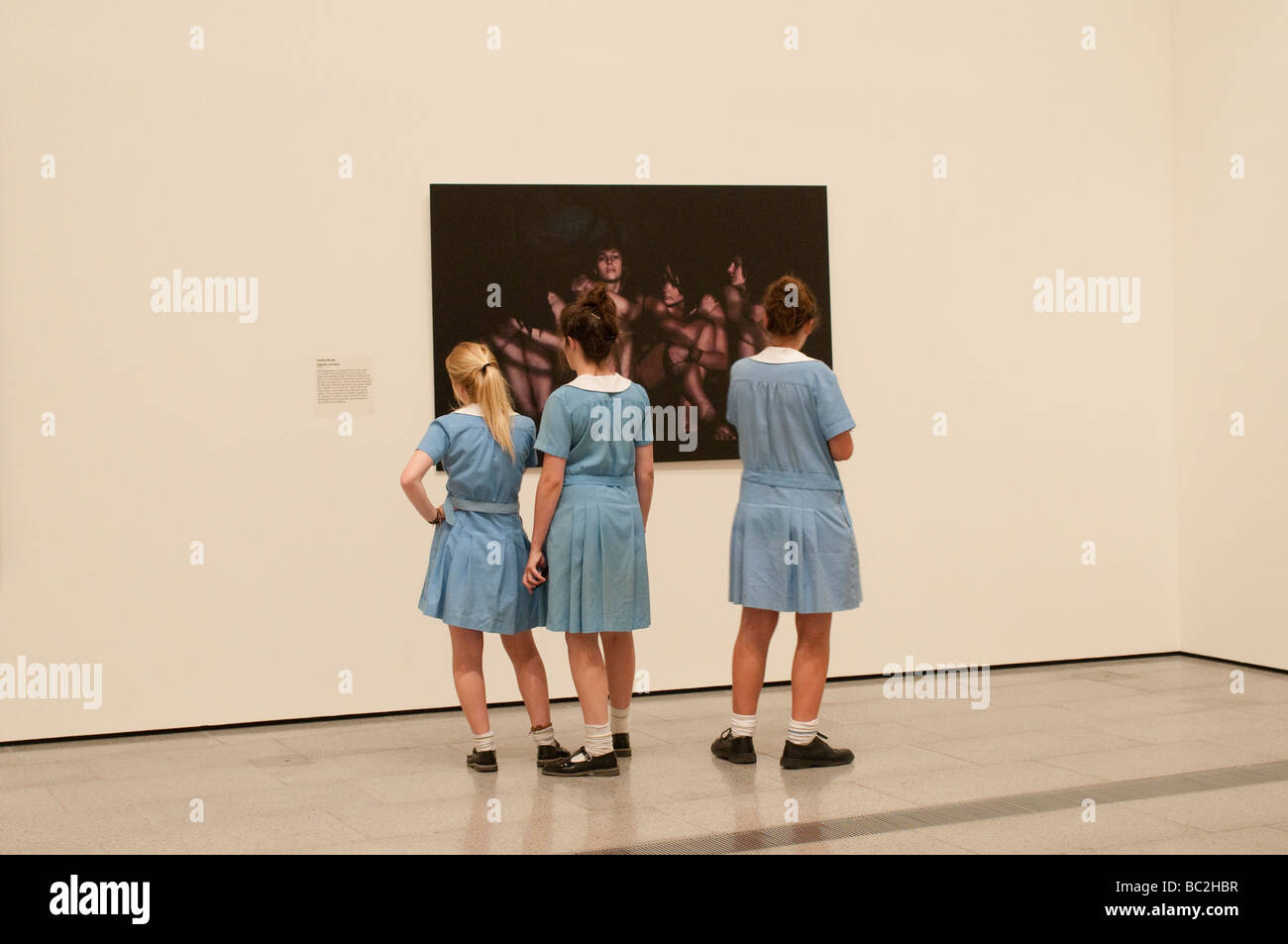 National Gallery of Victoria, les écolières à la peinture, à Melbourne, Victoria, Australie Banque D'Images