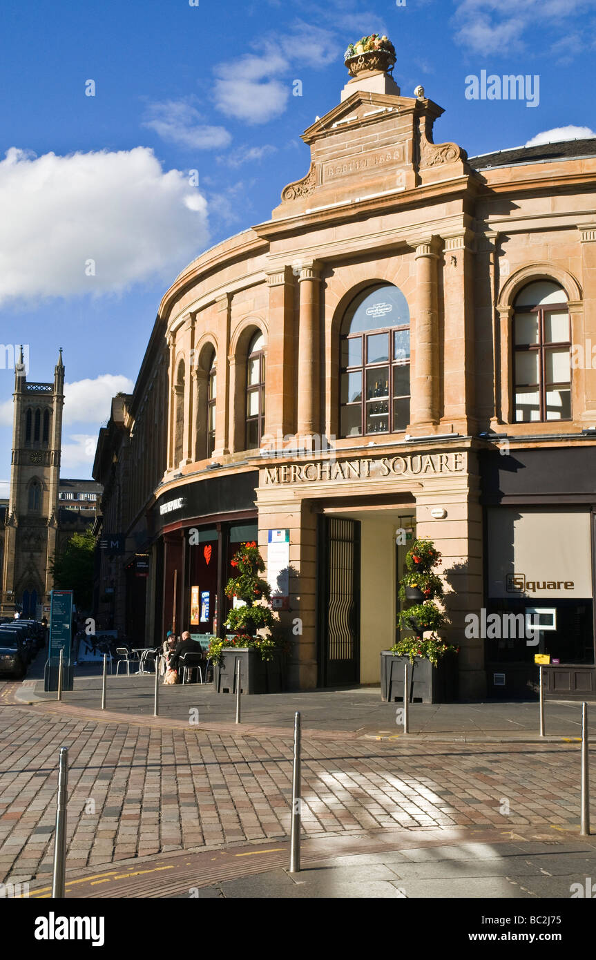 L'Hôtel de Ville de dh MERCHANT SQUARE GLASGOW Entrée Merchant square couple drinking coffee at cafe scènederue Banque D'Images