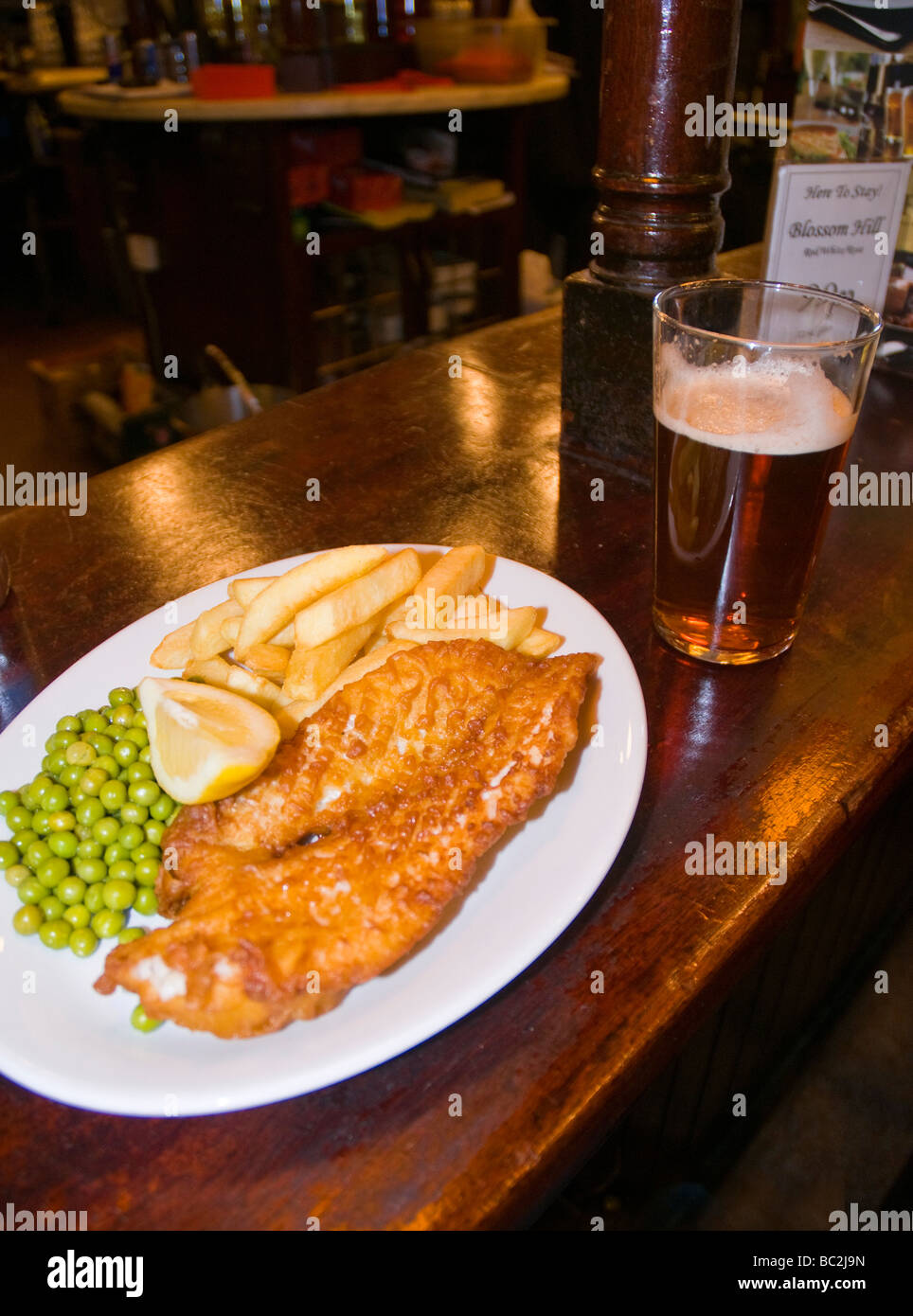 dh Scottish pub déjeuner HORSE SHOE BAR GLASGOW SCOTLAND Food bar repas plat souper pané Fish chips pois pinte de bière assiette royaume-uni Banque D'Images