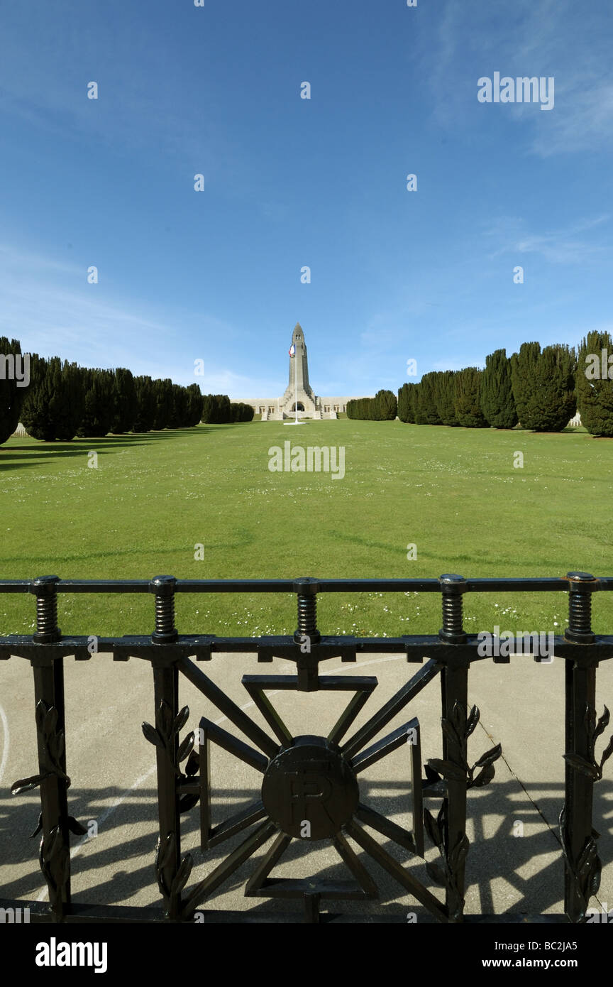 Ossuaire de Douaumont est un mémorial de la bataille de Verdun pendant la Première Guerre mondiale Banque D'Images
