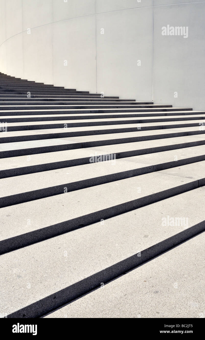 Étapes de granit le long mur de béton circulaire Banque D'Images