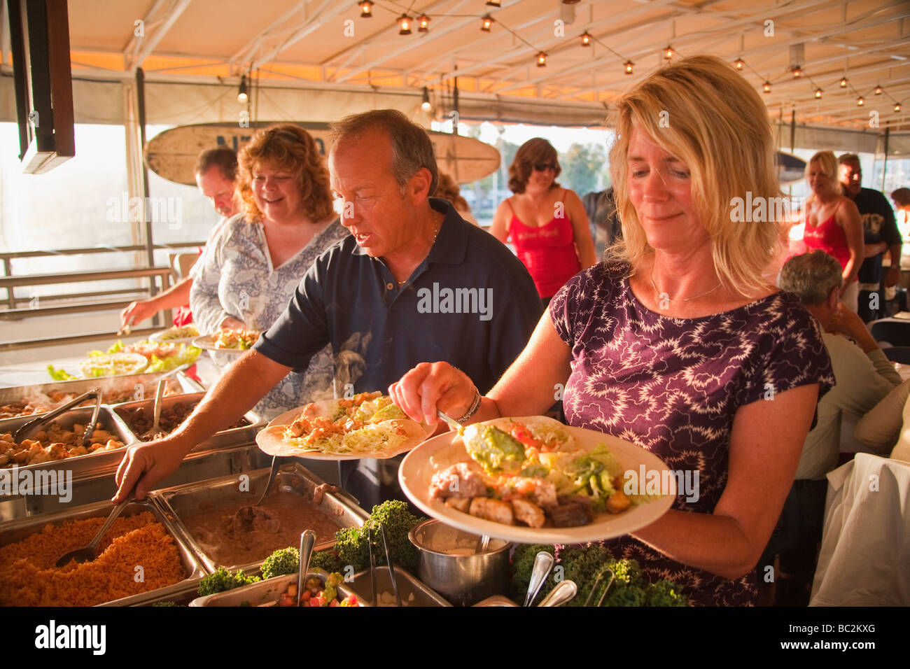 Les membres du Club Sea Ray tacos au poisson à l'Endless Summer bar café Port de Santa Barbara SANTA BARBARA Californie Banque D'Images Les membres du Club Sea Ray tacos au poisson à l'Endless Summer bar café Port de Santa Barbara SANTA BARBARA Californie Banque D'Images