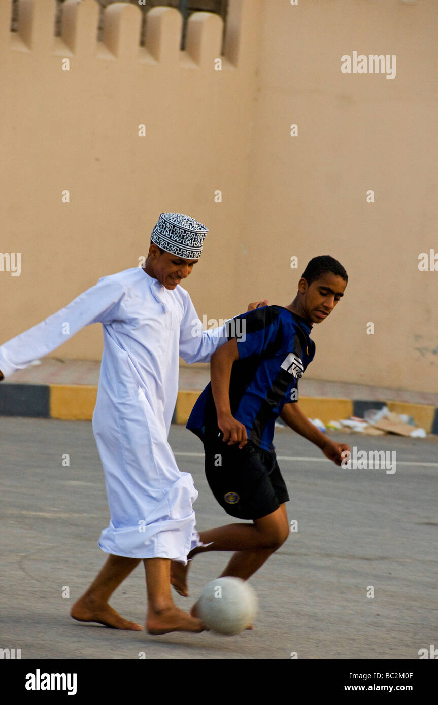 Les adolescents garçons jouant au football à Nizwa Sultanat d'Oman Banque D'Images