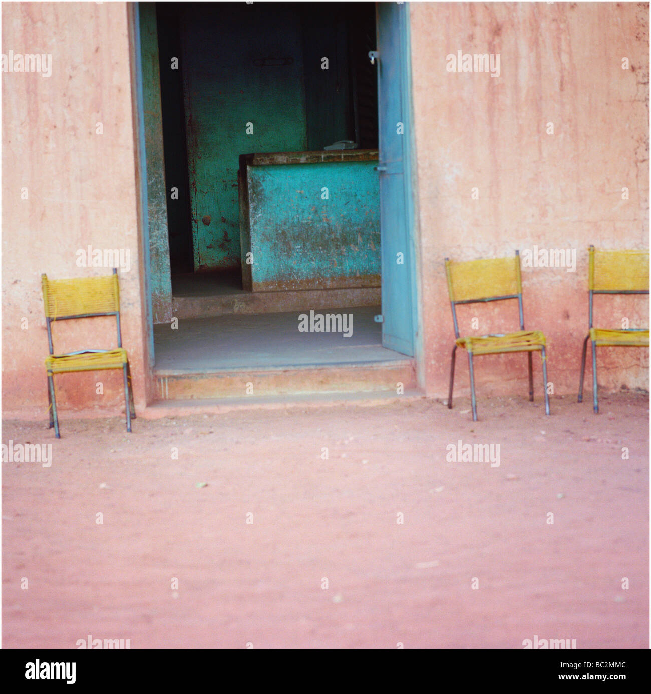 Scène de rue au petit matin Mopti Mali Afrique de l'Ouest Abstract Color localisation urbaine Banque D'Images