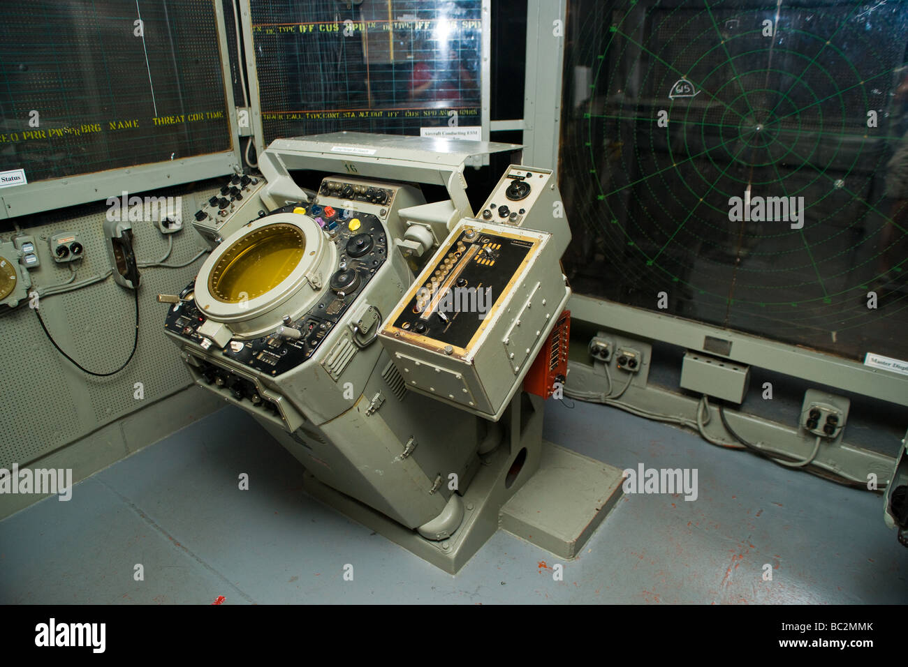 L'écran d'affichage pour le SPS 43 air long range radar recherche dans le CIC (Centre d'information de combat) sur l'USS Hornet. Banque D'Images