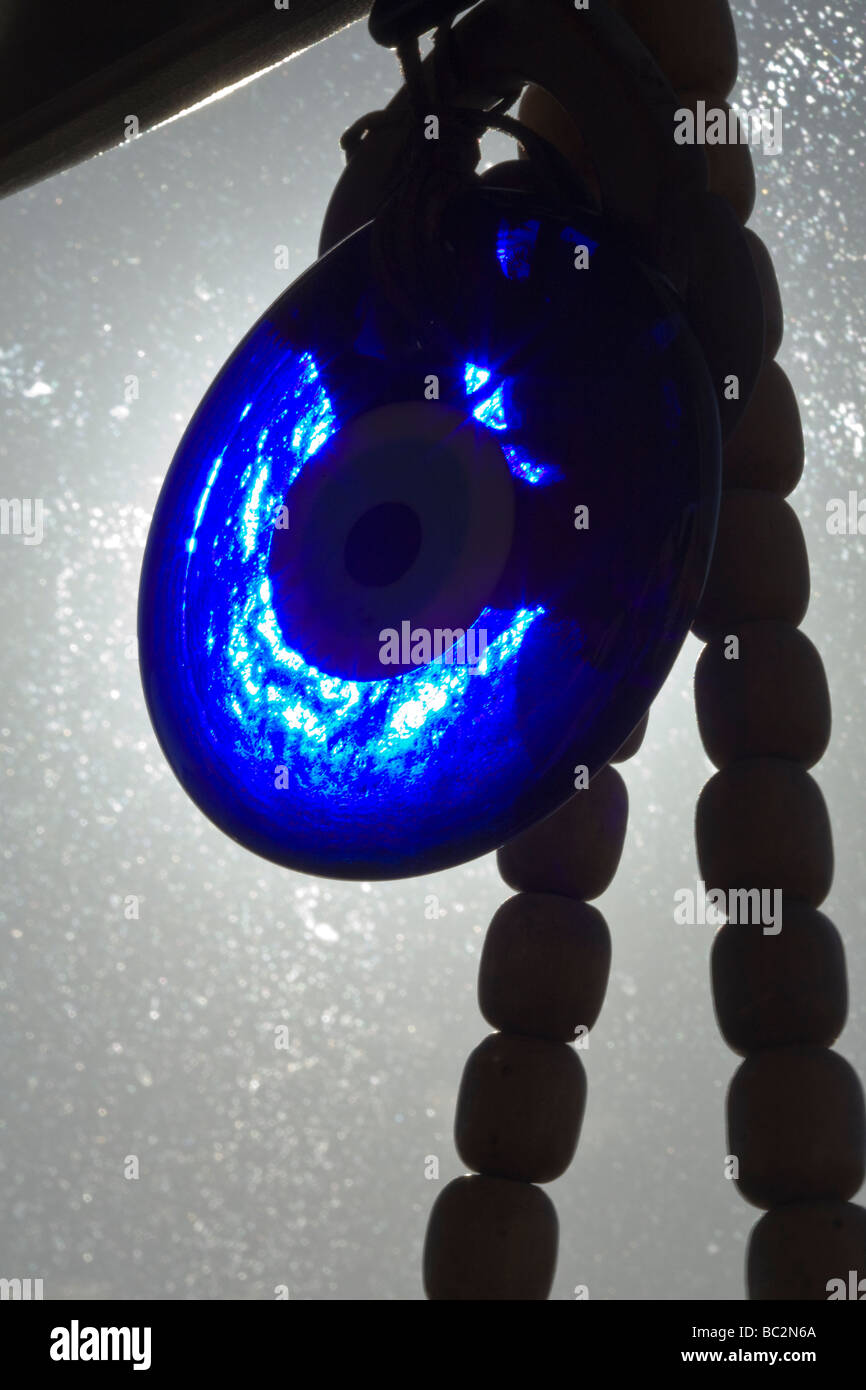 Le mal-eye amulette et Chapelet en bois suspendu dans pare-brise du camion dans l'Egypte, l'Afrique du Nord Banque D'Images