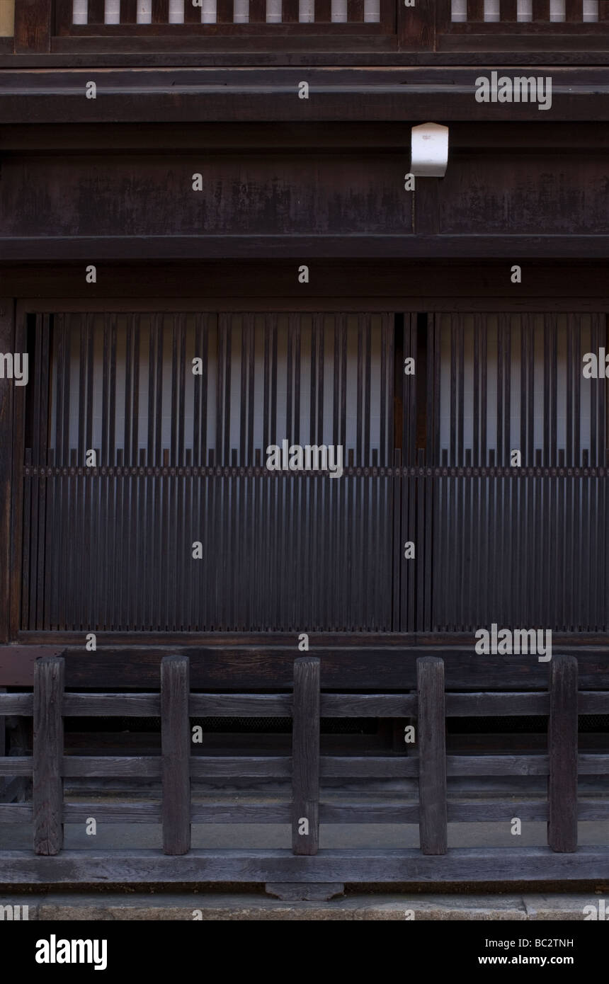 Sombre de style Kyoto Travail de treillis de bois sur la façade de l'Yoshijima Maison du patrimoine dans le quartier de la vieille ville de Takayama, Gifu Banque D'Images