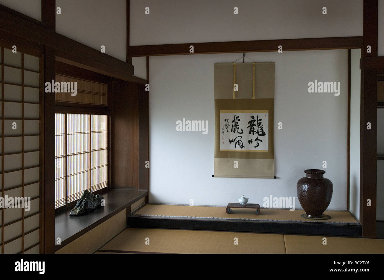 L'affichage de l'art ou de niche tokonoma avec pièce de poterie et un scroll est lavé avec lumière douce au Nanzenji Temple de Kyoto Banque D'Images
