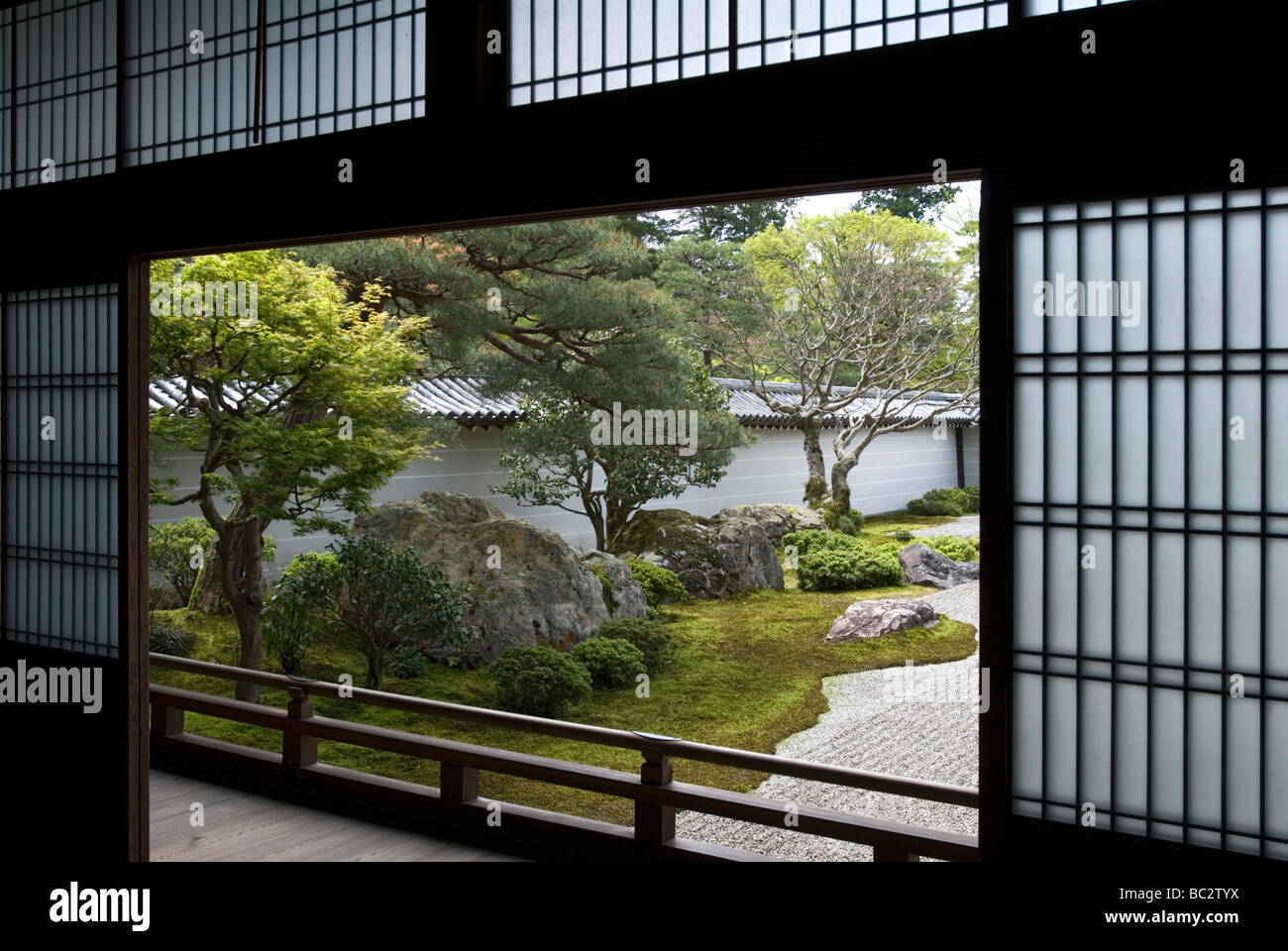 À la recherche de l'intérieur via les écrans shoji ouvert au paysage et jardin jardin de gravier ratissé au Nanzenji Temple de Kyoto Banque D'Images