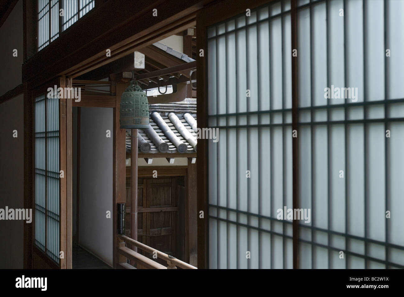 Peeking through open shoji écrans à une cloche de bronze à Nanzenji Temple de Kyoto Banque D'Images