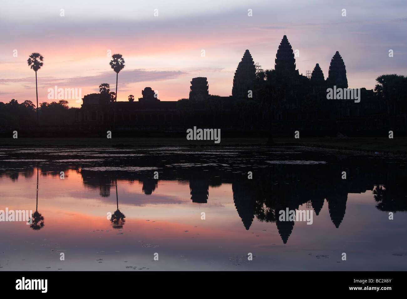 [Angkor Wat temple], silhouette de ruines et de beau ciel reflété dans l'eau au lever du soleil, le Cambodge, l'Asie du Sud-Est [] Banque D'Images