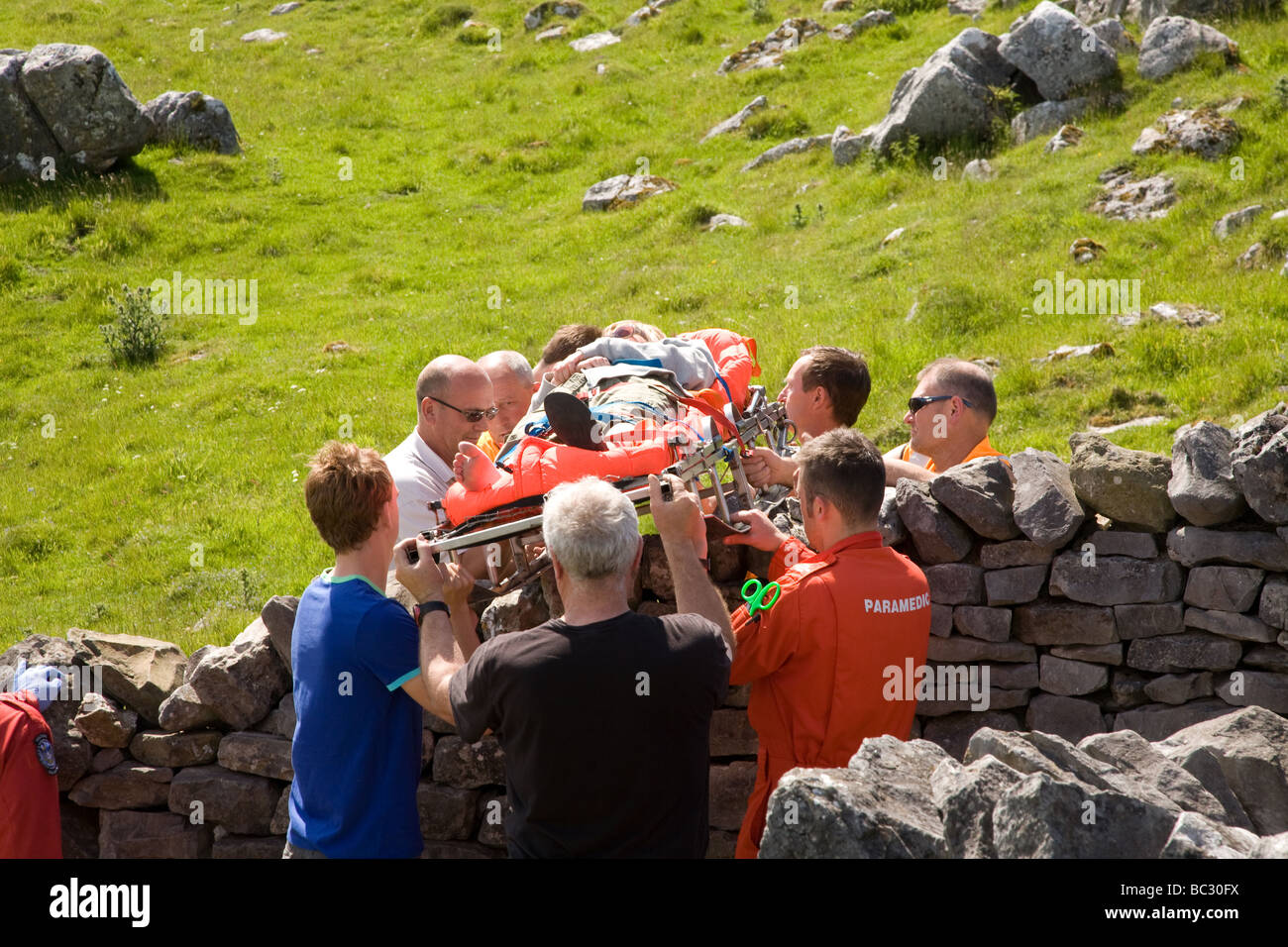 Mountain Rescue Incident à Malham cove Malham Yorkshire Dales England Banque D'Images