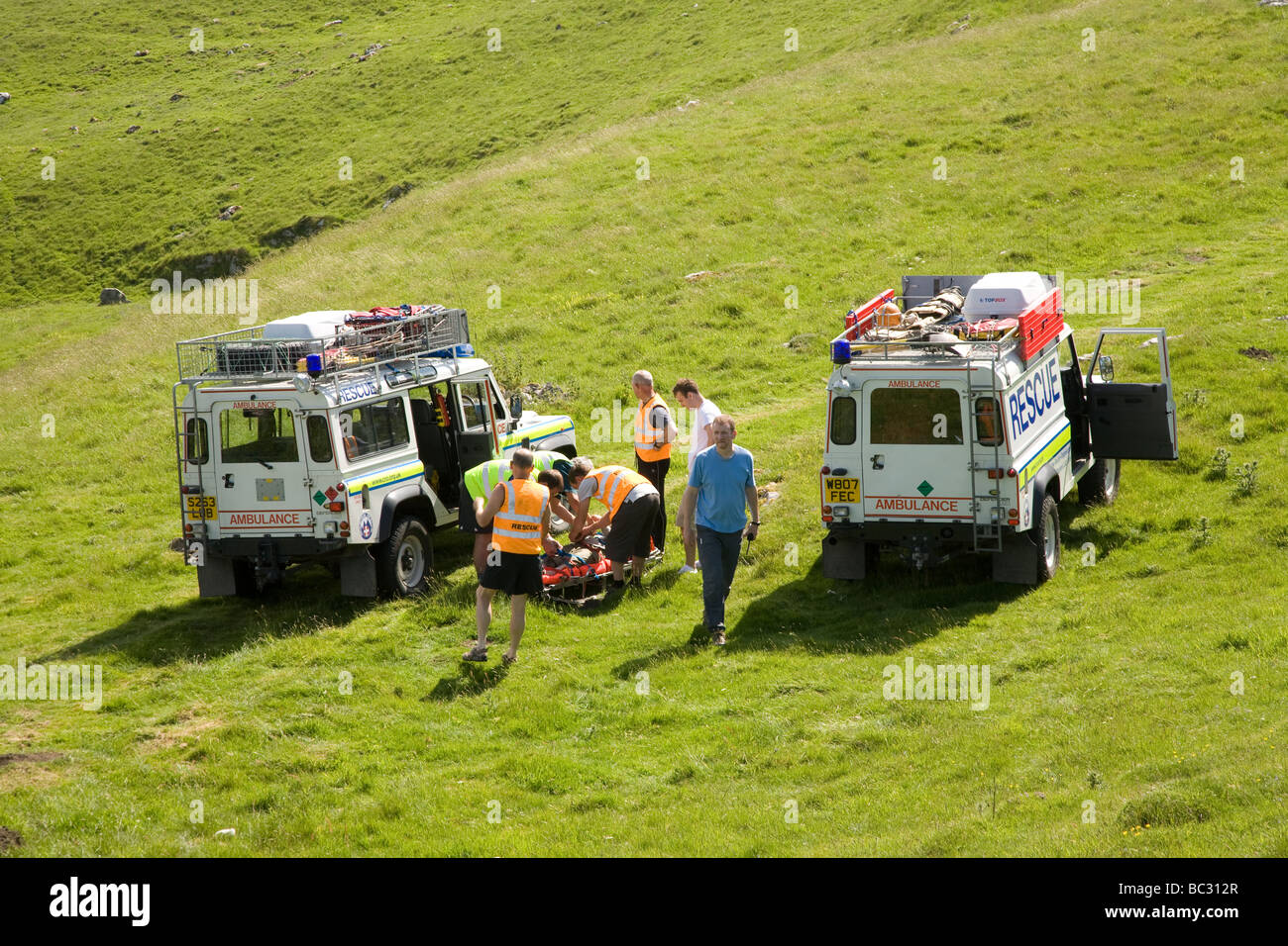 Mountain Rescue Incident à Malham cove Malham Yorkshire Dales England Banque D'Images