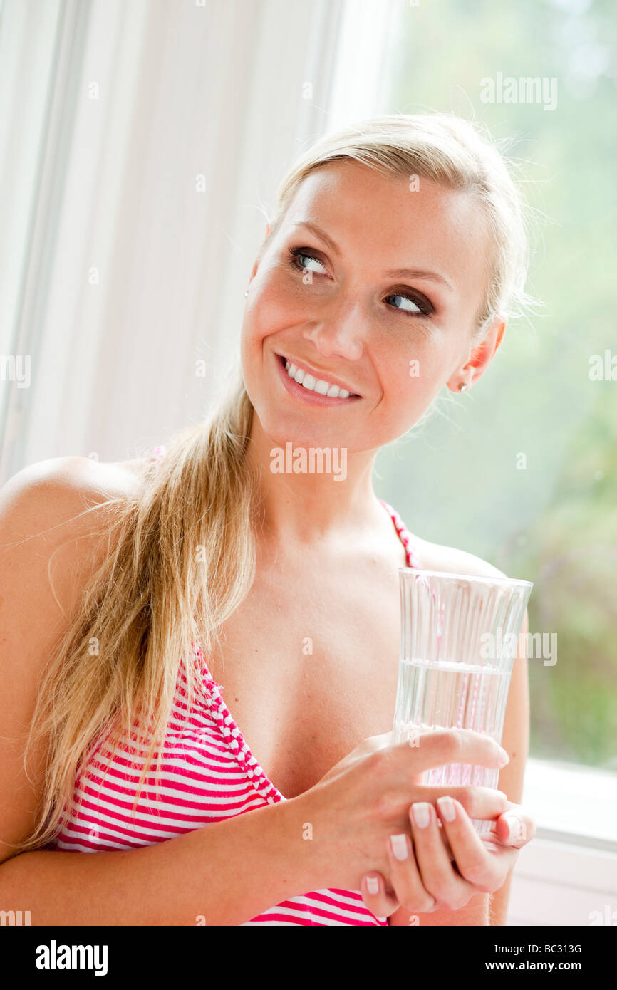 Girl drinking glass of water Banque D'Images