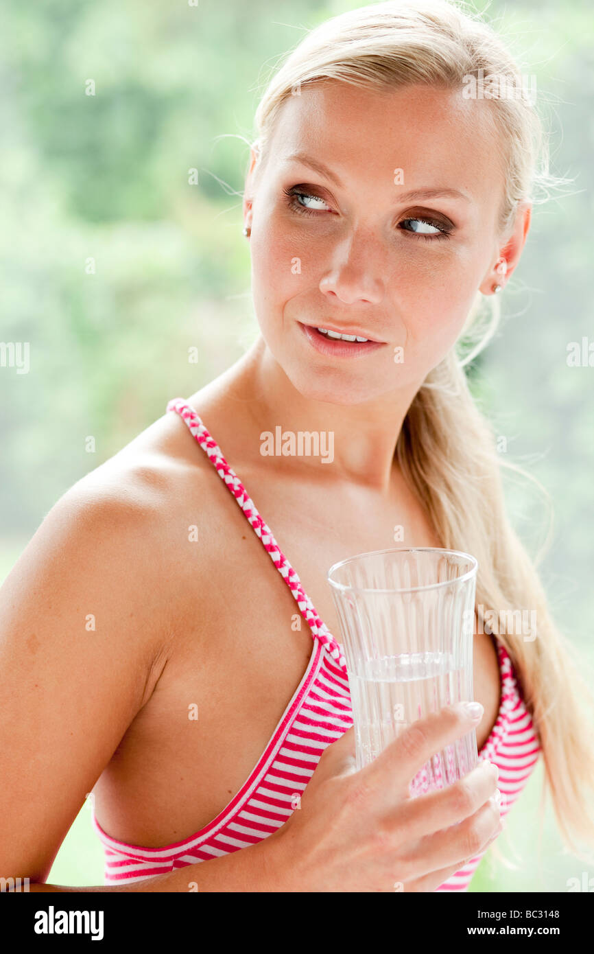Girl drinking glass of water Banque D'Images