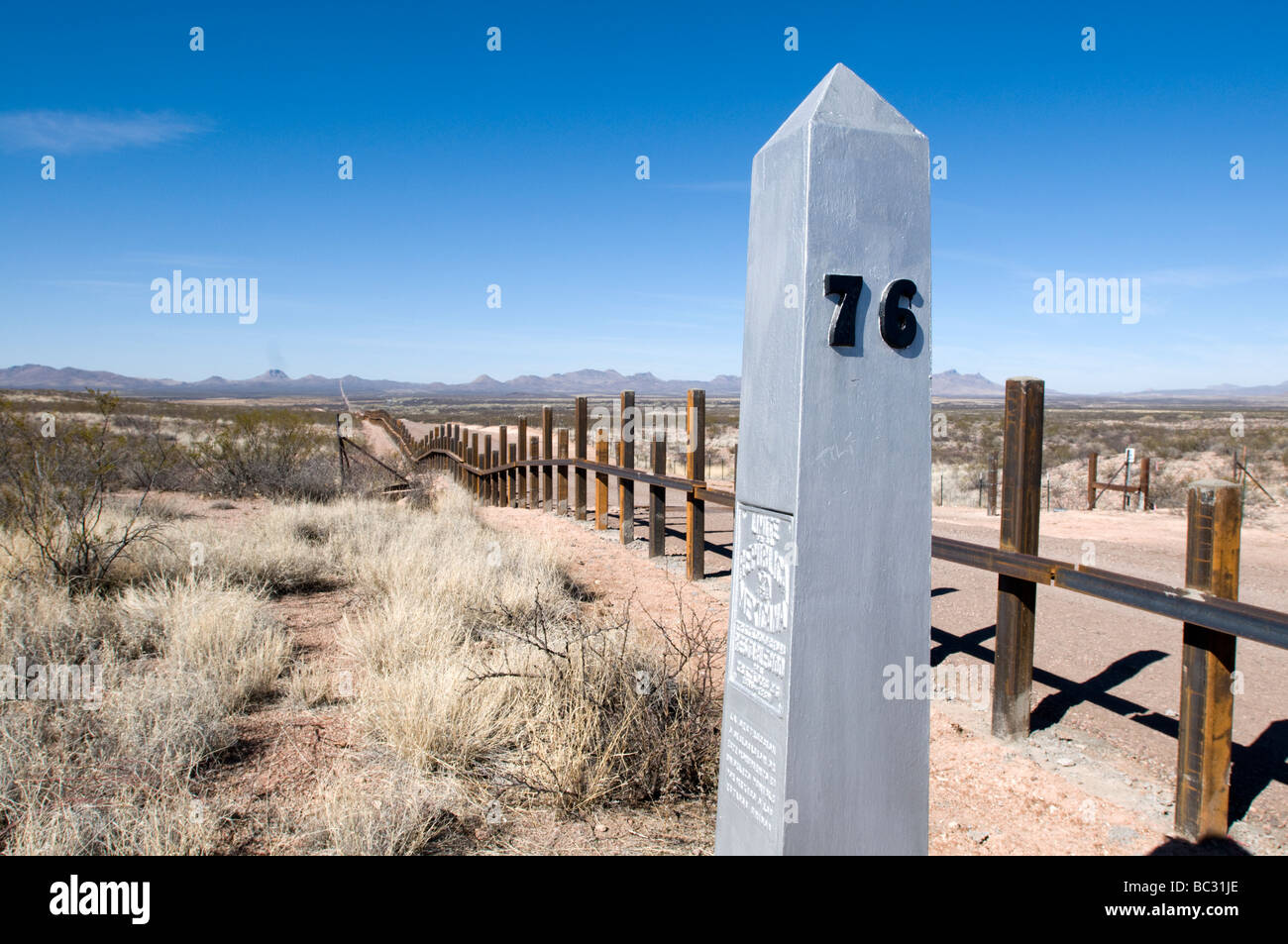 Le nouveau post & rail frontière fonctionne à côté de l'original, les bornes frontières de l'Arizona. Banque D'Images