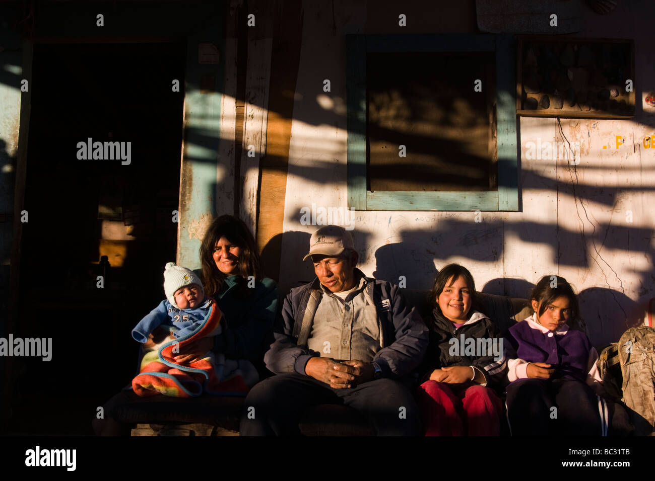 Une famille est assis ensemble à leur domicile, à San Francisco de la Paz, Baja California, Mexique. Banque D'Images