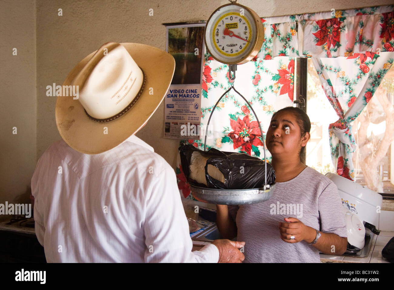 Un éleveur vend son fromage pour un commerçant en dehors de Vizaino, Baja California, Mexique. Banque D'Images