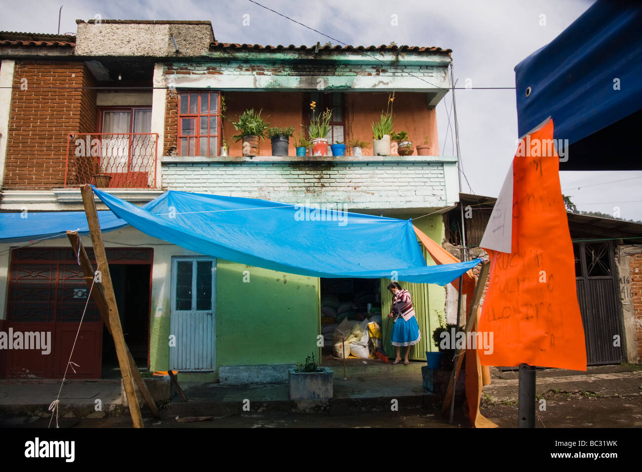 Une femme ouvre sa boutique à Ivanjica, Michoacan, Mexique. Banque D'Images