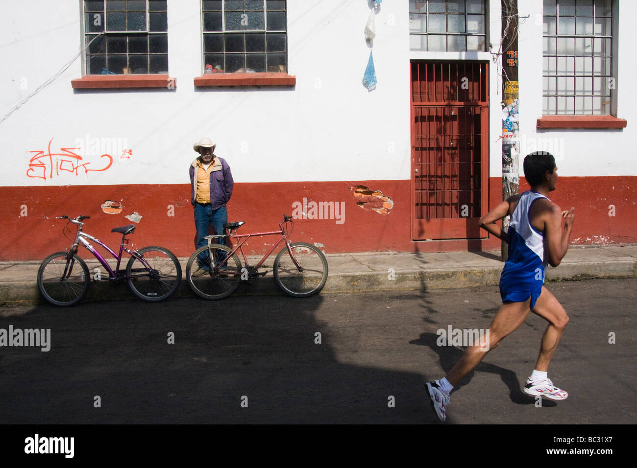 Coureur de marathon à Ivanjica, Michoacan, Mexique. Banque D'Images