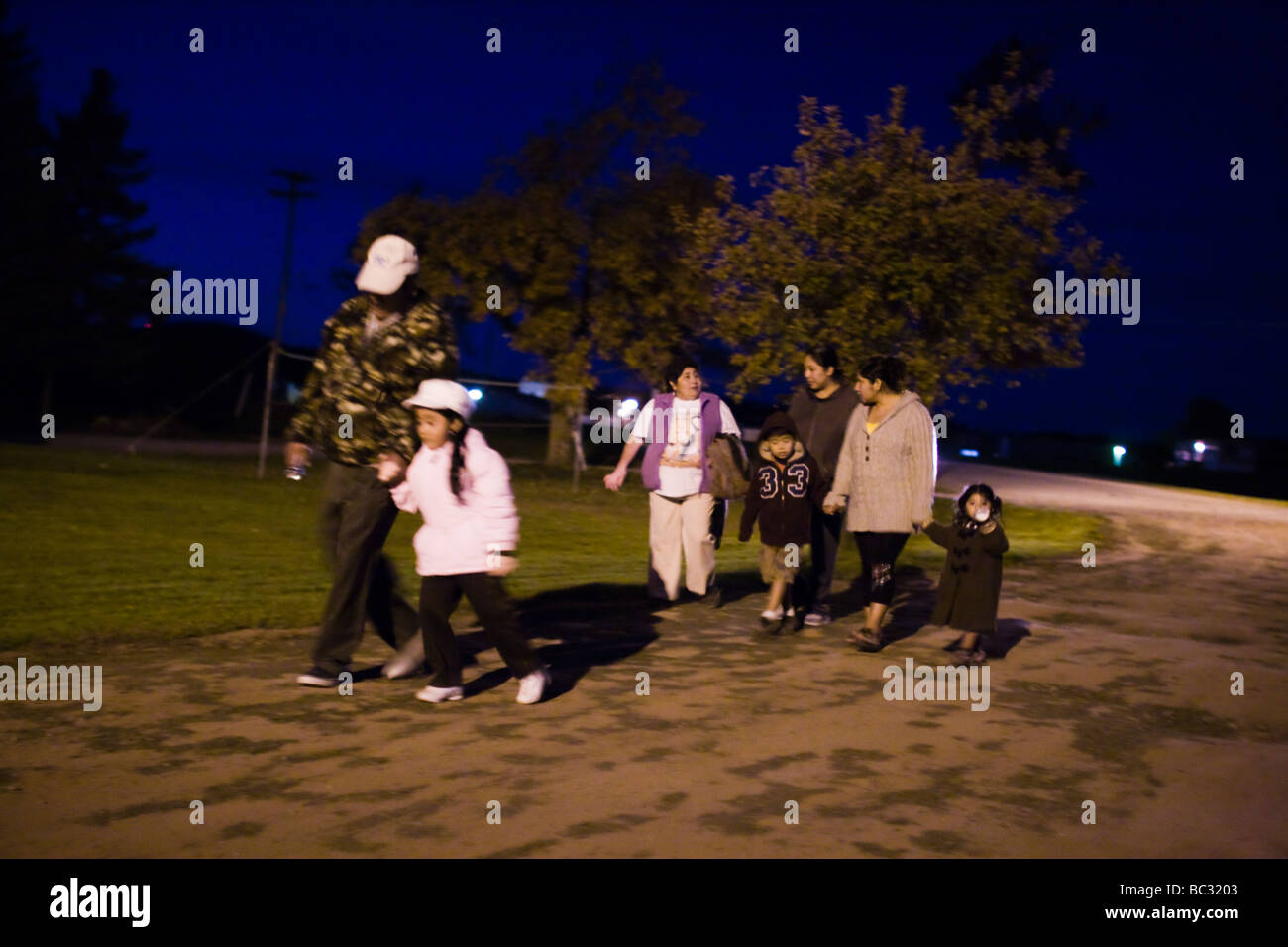 Une famille se dirige vers la maison d'un voisin à Hudson Valley Foie Gras à Ferndale, New York. Banque D'Images