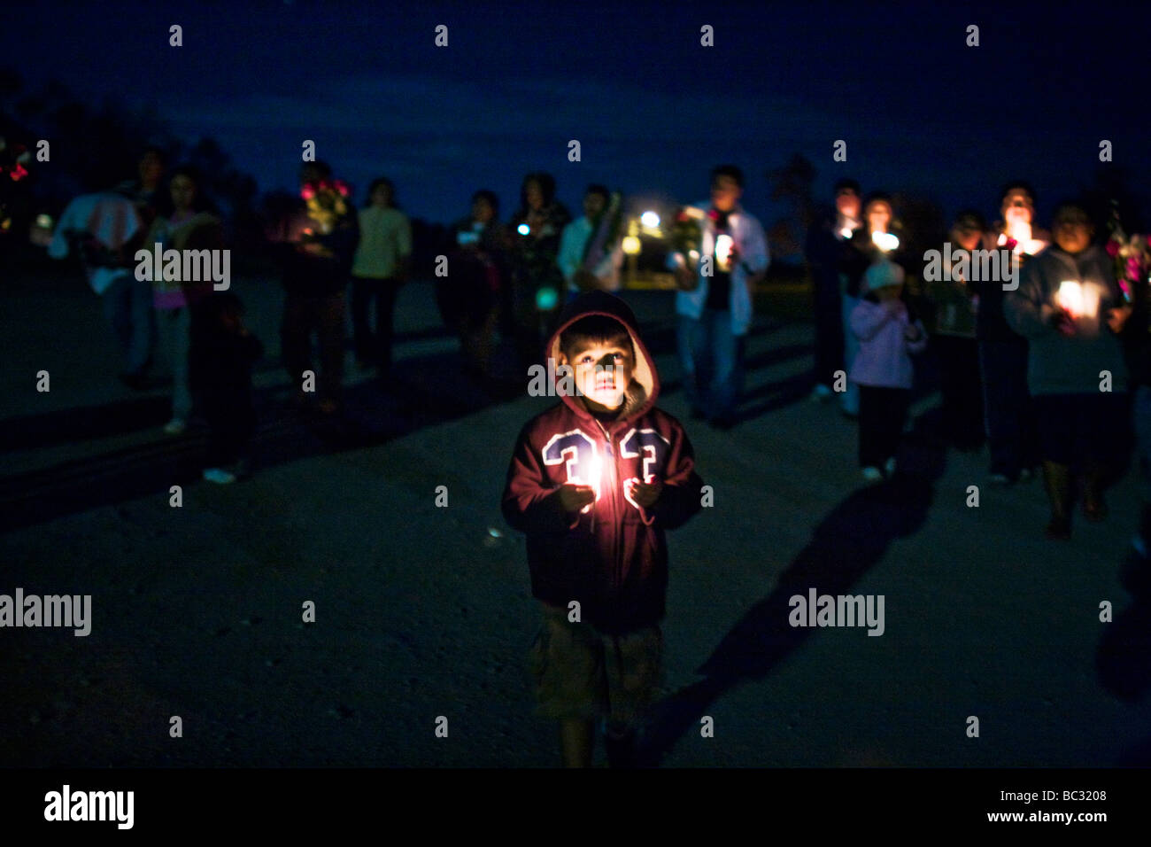 Un garçon à la tête d'une procession religieuse à Hudson Valley Foie Gras à Ferndale, New York. Banque D'Images
