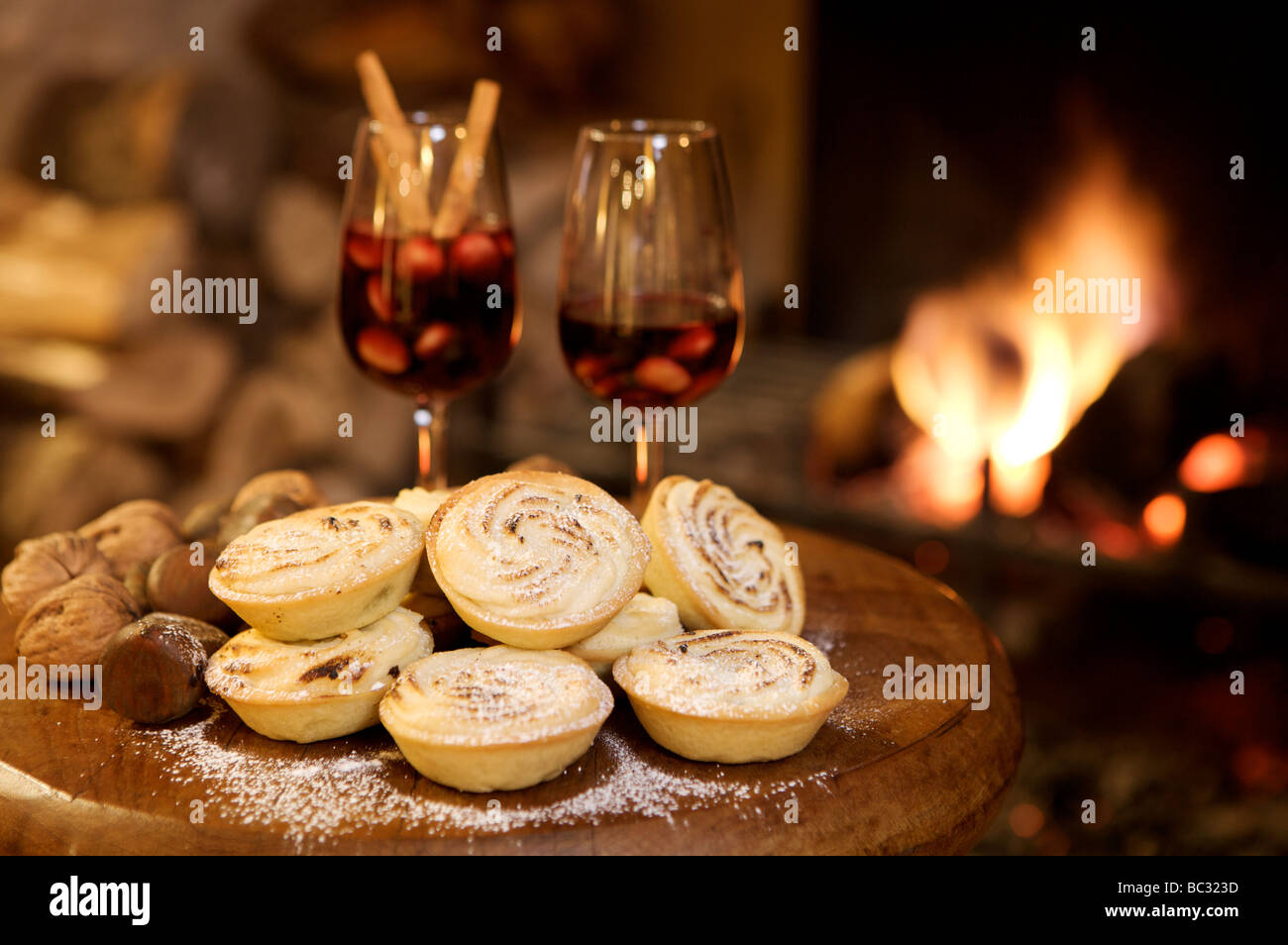 Petits pâtés de Noël et vin chaud Banque D'Images