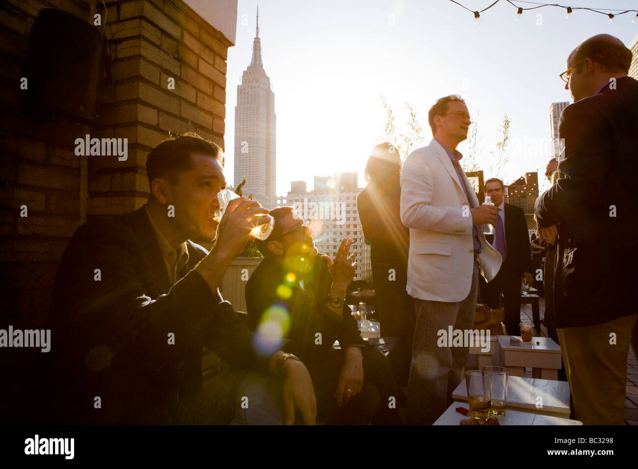 La fin de l'après-midi boissons sur un jardin sur le toit de New York bar. Banque D'Images